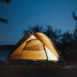 Acampar en la playa de noche