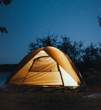 Acampar en la playa de noche